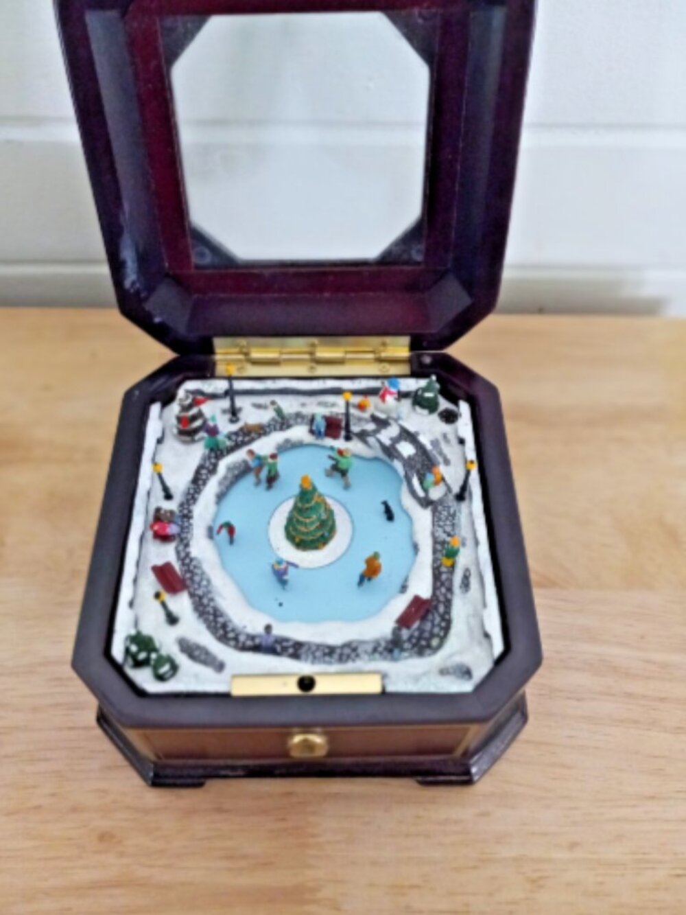 Mr Christmas Wind Up Music Box Ice Skaters White Christmas Wood Glass Video